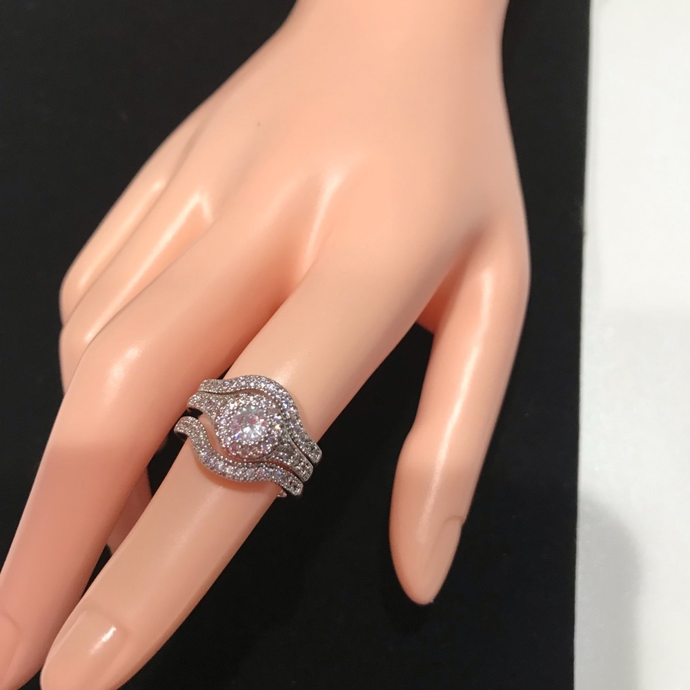 🍏🍏🍏 NWOT 925 Silver Thee Engagement Ring Set, size 6